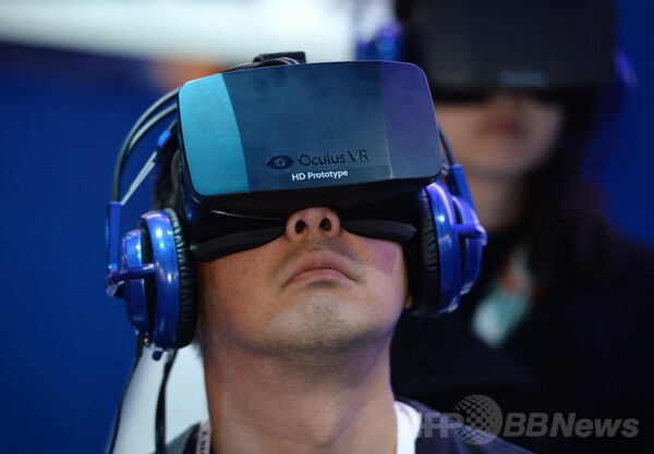 米フェイスブック、VR技術企業を20億ドルで買収