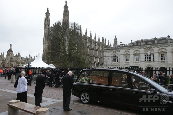 ホーキング博士の葬儀、映画スターや宇宙飛行士ら有名人も参列