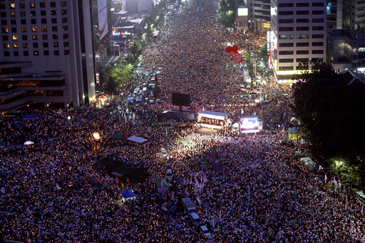 韓国、牛肉問題解決と大統領退陣求め5万人以上がデモ