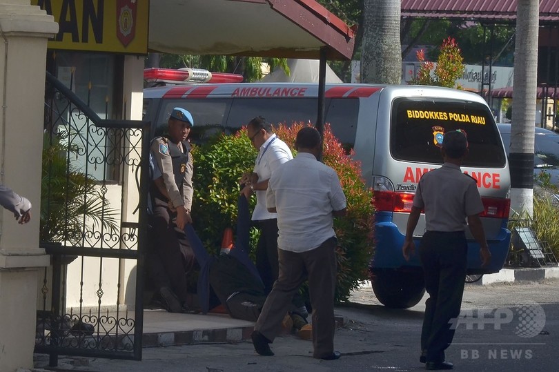 インドネシア警察、刃物で本部襲った4人射殺 警官1人死亡 インドネシア警察、刃物で本部襲った4人射殺 警官1人死亡