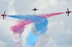 英空軍の曲芸飛行隊「レッドアローズ」、航空ショーに登場