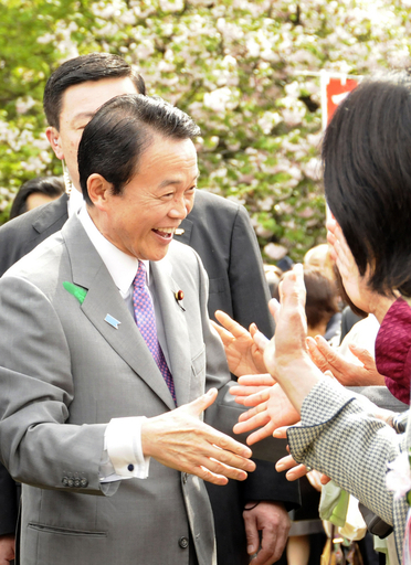 麻生首相が「桜を見る会」主催、AKB48ら参加
