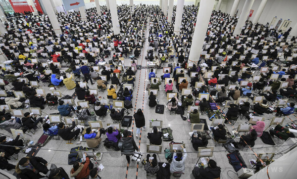 ずらりと並ぶキャンバスで「勝負」 中国の美大、6400人が入試に挑む