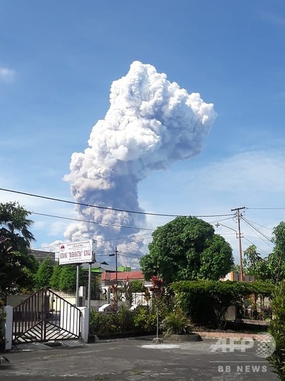 地震見舞われたスラウェシ島で噴火、被災地パルから約1000キロ 地震見舞われたスラウェシ島で噴火、被災地パルから約1000キロ
