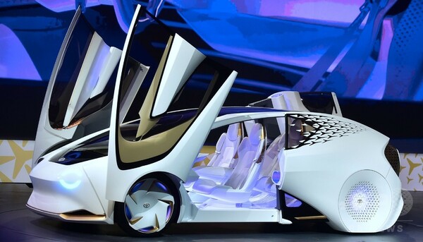 トヨタ、AI搭載の自動車「コンセプト・愛」を発表