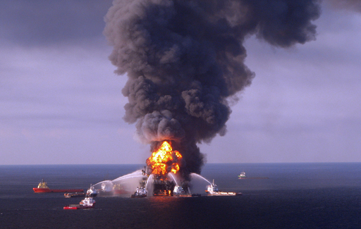 メキシコ湾で爆発の石油基地が水没、原油流出