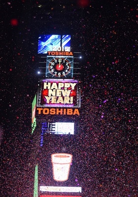 新年カウントダウン、タイムズスクエアに舞う紙吹雪