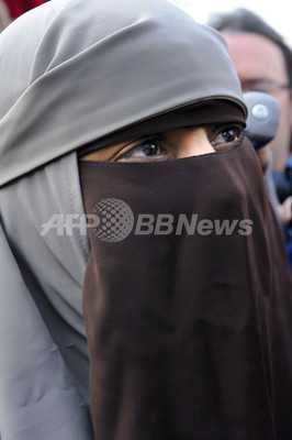 ブルカ禁止法施行後、初の拘束 フランス ブルカ禁止法施行後、初の拘束 フランス