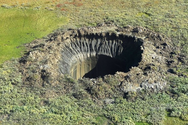 謎の巨大穴、シベリアで計7個発見 温暖化と関連か