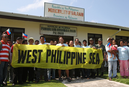 フィリピン議員団が南沙諸島を視察、中国の警告無視