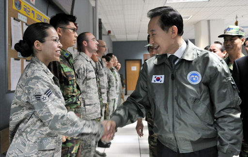 韓国大統領、空軍基地を視察