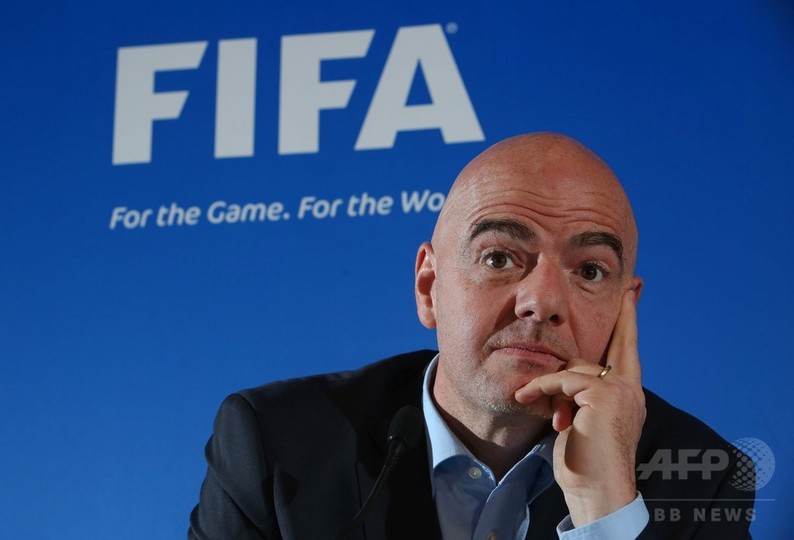 FIFAがビデオ判定を試験導入へ、新会長は「歴史的決断」 FIFAがビデオ判定を試験導入へ、新会長は「歴史的決断」