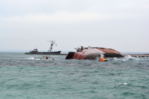ロシア、自国艦沈ませウクライナ軍妨害か 黒海への海路ふさぐ