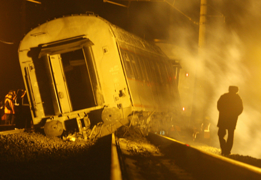 ロシア列車脱線事故、39人死亡 テロの可能性も