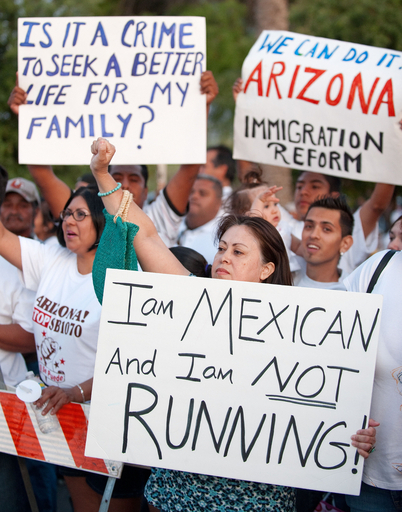 米アリゾナ州、厳しい移民法成立に住民は賛否両論