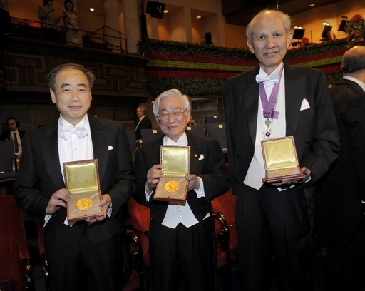 「メダルは穴に埋めます」、ノーベル賞の益川教授が帰国会見