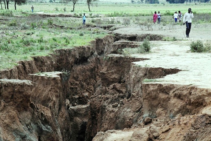 ケニアに巨大な地割れ出現 ケニアに巨大な地割れ出現