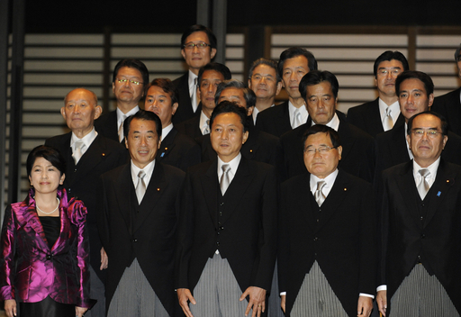 皇居での親任・認証式が終了、鳩山内閣が正式に発足