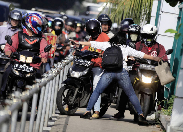 歩道にオートバイ、体張って「ストップ」!インドネシア女性に称賛 歩道にオートバイ、体張って「ストップ」!インドネシア女性に称賛