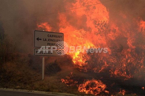スペインの山火事、鎮火の見通し立たず 4人死亡 スペインの山火事、鎮火の見通し立たず 4人死亡