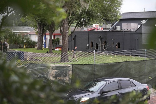 フロリダのゲイクラブ銃撃、死者50人 米史上最悪の銃乱射事件に フロリダのゲイクラブ銃撃、死者50人 米史上最悪の銃乱射事件に