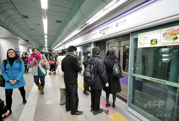電車とホームドアに挟まれ男性死亡 韓国