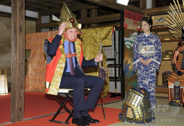 ウィリアム王子、NHKでかぶとを試着 福島の屋内運動施設も訪問