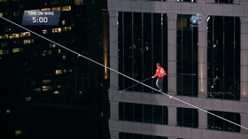 動画:綱渡り名人、シカゴ高層ビルでふたつの世界記録達成