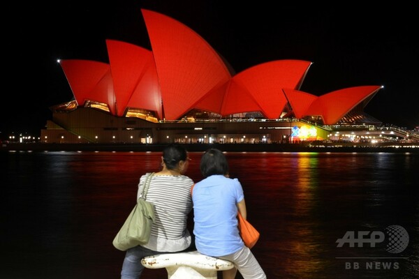シドニー・オペラ・ハウス、真っ赤に染まり春節祝う