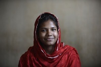 バングラデシュのビル崩壊から1年、「奇跡の生還」女性は今