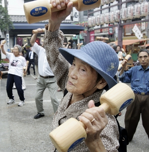 日本の高齢者、100歳以上が4万人突破