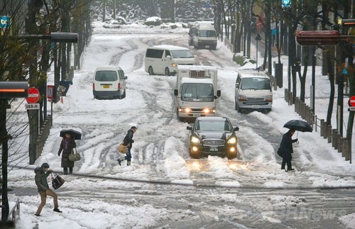 日本の広い範囲で大雪、交通乱れ事故相次ぐ 日本の広い範囲で大雪、交通乱れ事故相次ぐ
