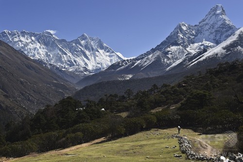 エベレストで日本人ハイカーら2人死亡 下山途中に高山病発症か