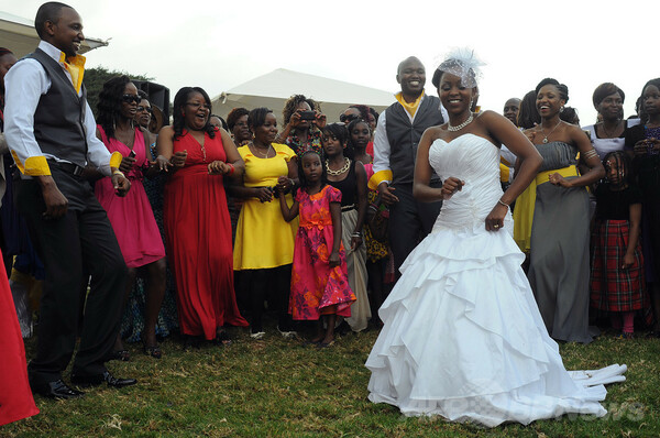 ケニアで一夫多妻制法案を可決、男性議員が妻の拒否権削除