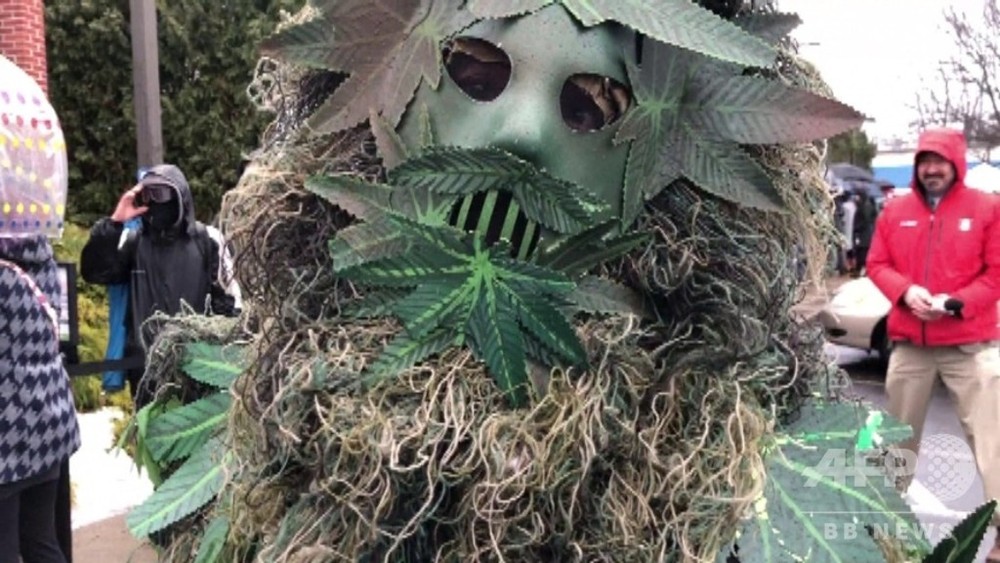動画:米マサチューセッツで嗜好用大麻の販売店がオープン