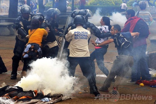反政府デモとの衝突で警官撃たれ死亡、ベネズエラ