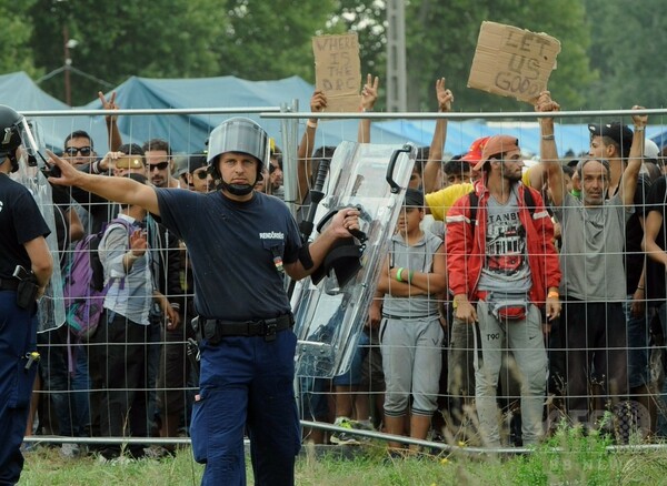 難民キャンプから約300人脱出、検問所封鎖 ハンガリー