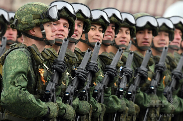 ロシア軍事費、1998年以来のマイナスに 経済制裁で昨年2割減