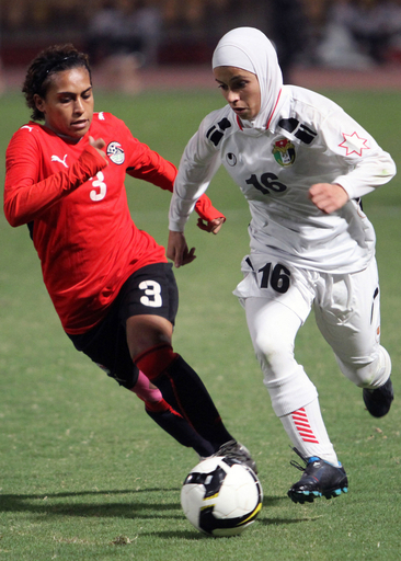 国際サッカー連盟、女子選手のスカーフ着用を承認