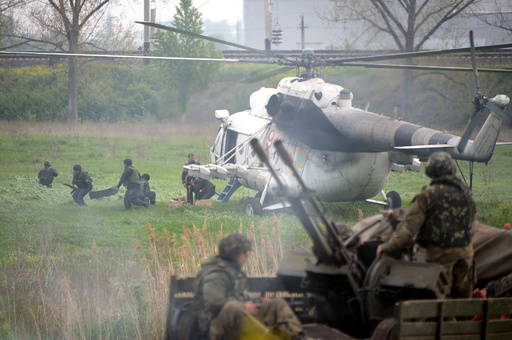 ウクライナ軍が東部で奪還作戦、ヘリ2機撃墜される