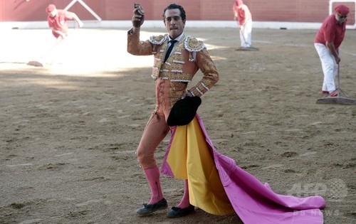 スペインの人気闘牛士、牛に角で刺されて死亡 フランス スペインの人気闘牛士、牛に角で刺されて死亡 フランス