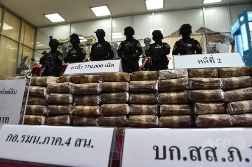タイの麻薬取締局、密売人から押収した大量の麻薬を公開 タイの麻薬取締局、密売人から押収した大量の麻薬を公開