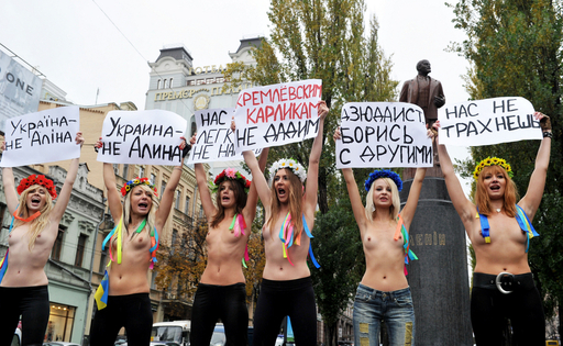 トップレスで露首相の訪問に抗議、ウクライナ