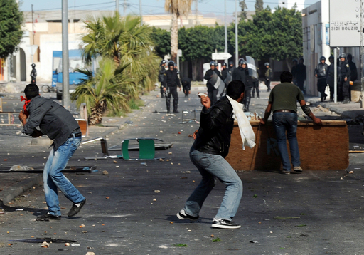 チュニジア暴動拡大、大統領が次期選挙への不出馬を約束