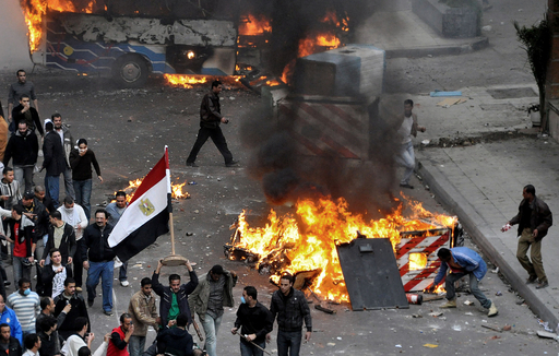 エジプト、副大統領と首相の指名後もデモ続く 死者100人超える