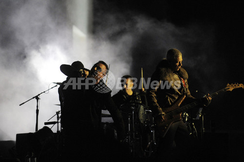 U2、ベルリンで「壁崩壊20年周年記念」の野外無料ライブ U2、ベルリンで「壁崩壊20年周年記念」の野外無料ライブ