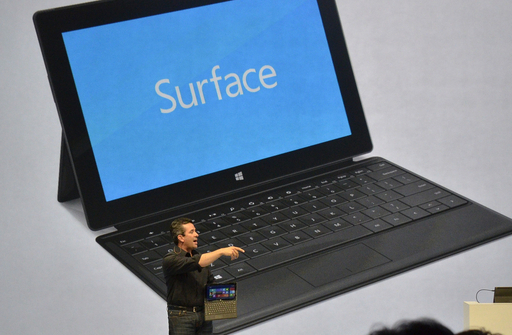 米マイクロソフト、タブレット型端末「サーフェス」を発表
