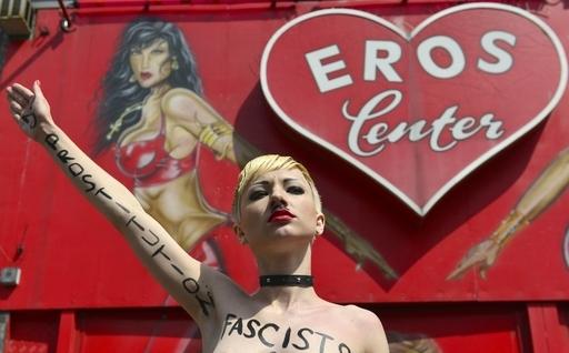 「売春はファシズム」、独ハンブルク風俗街でトップレス抗議