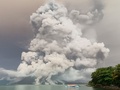インドネシアのルアン山が噴火 国際空港再び閉鎖
