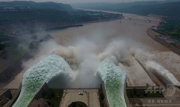 大迫力！ ドローンが撮影したダムの放水 中国・河南省